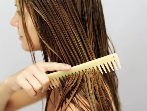 Can I use wood hair comb on wet hair